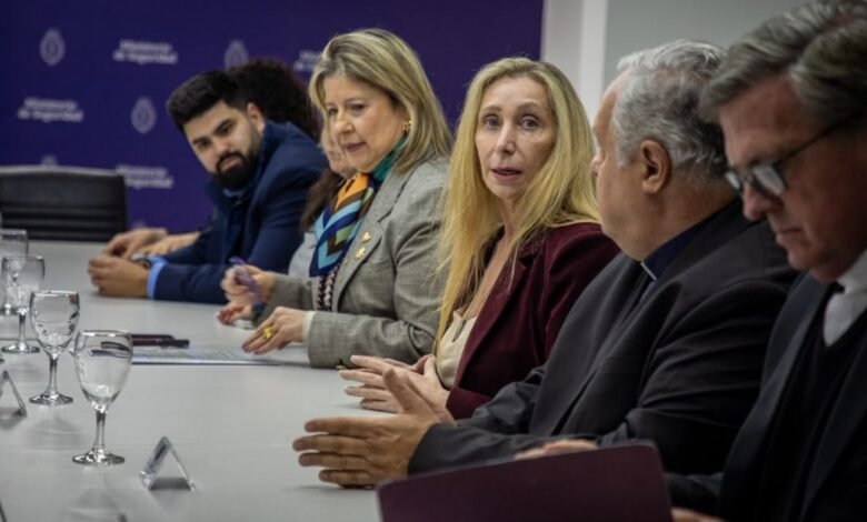 Karina se quedó en Argentina, reunió el gabinete y habló con la prensa por primera vez