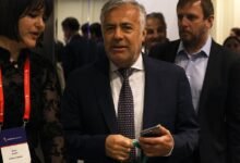 Milei sube a los gobernadores radicales a la gira por París para que le voten la eliminación de las PASO
