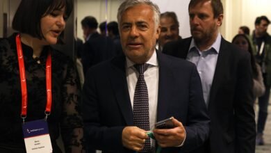 Milei sube a los gobernadores radicales a la gira por París para que le voten la eliminación de las PASO