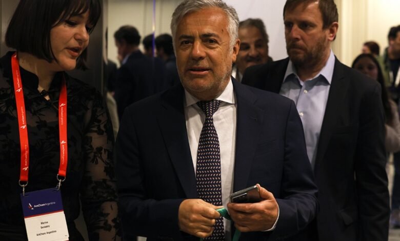 Milei sube a los gobernadores radicales a la gira por París para que le voten la eliminación de las PASO