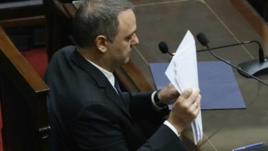 Adorni había declarado en el Congreso que echaron a 215 terroristas, 29.785 menos de los que anunció Milei