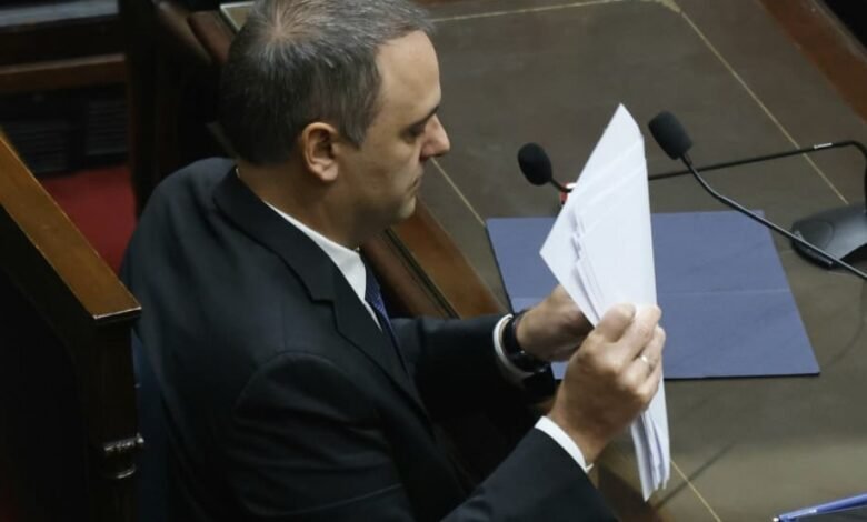 Adorni había declarado en el Congreso que echaron a 215 terroristas, 29.785 menos de los que anunció Milei