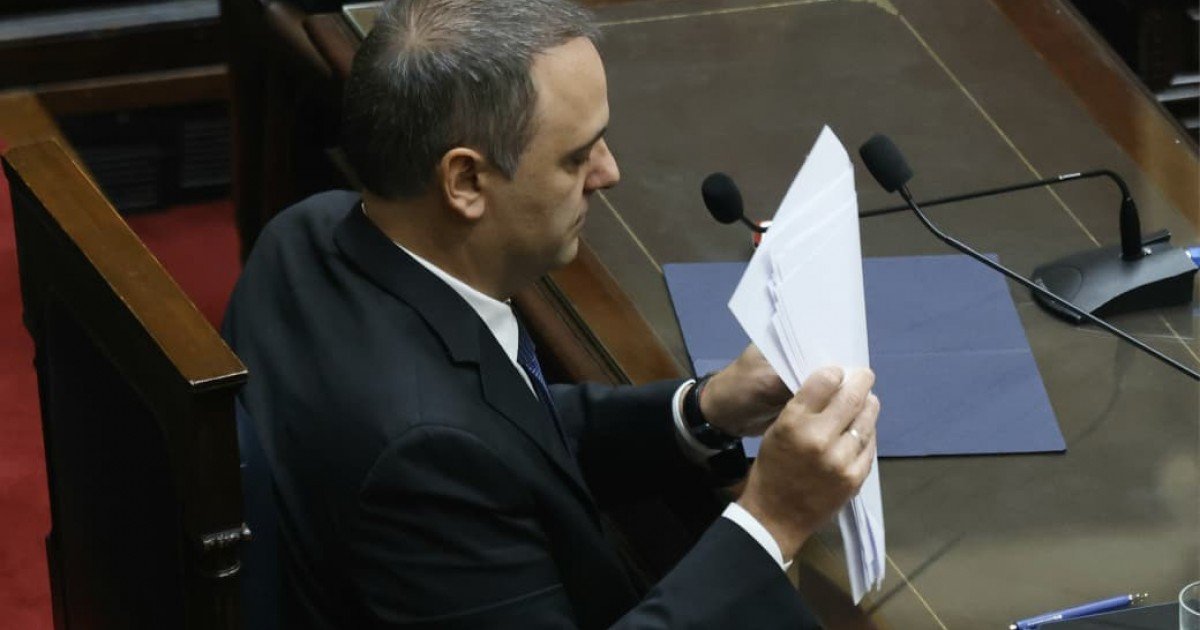 Adorni había declarado en el Congreso que echaron a 215 terroristas, 29.785 menos de los que anunció Milei