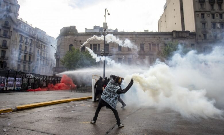 El gobierno reprimió la multitudinaria marcha por las universidades