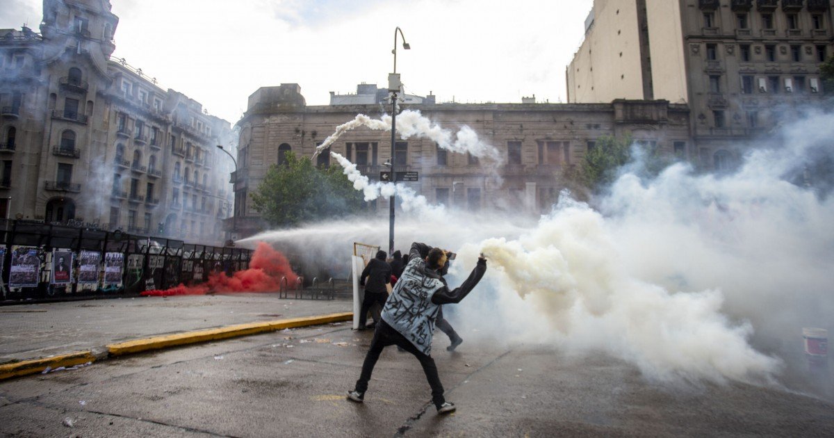 El gobierno reprimió la multitudinaria marcha por las universidades