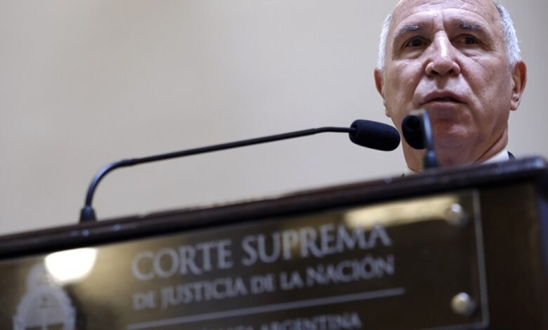 Escracharon a Lorenzetti en la UBA y tuvo que suspender una charla