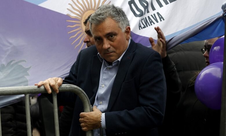 Increparon a Sebastián Pareja, que debió guarecerse en el Congreso