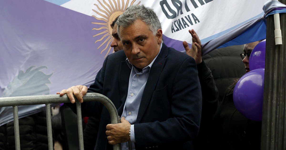 Increparon a Sebastián Pareja, que debió guarecerse en el Congreso