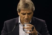 Milei llevó a la reunión de gabinete a un economista crítico del programa y Toto Caputo pegó el faltazo