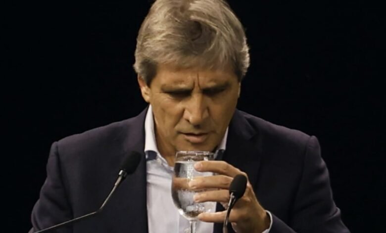 Milei llevó a la reunión de gabinete a un economista crítico del programa y Toto Caputo pegó el faltazo