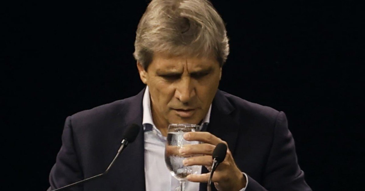 Milei llevó a la reunión de gabinete a un economista crítico del programa y Toto Caputo pegó el faltazo