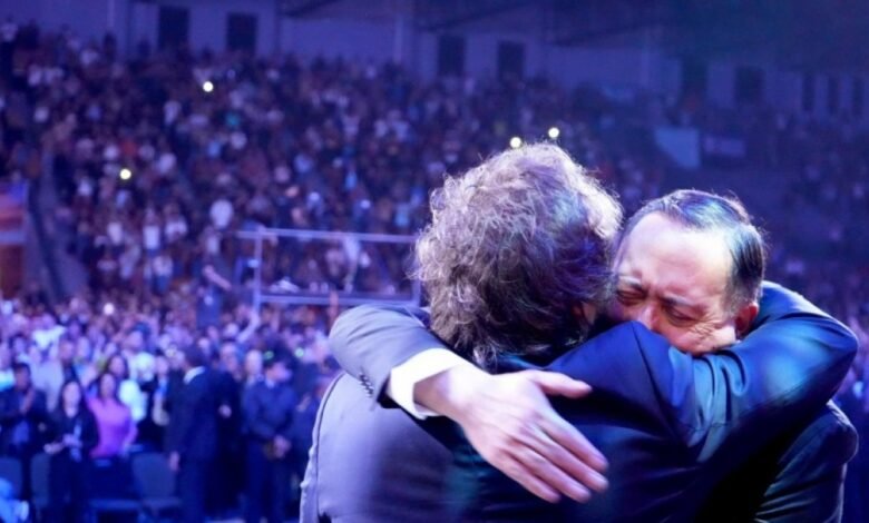 Milei tensa con el Papa a días de su visita e inaugura el templo evangelista del padre de una diputada libertaria